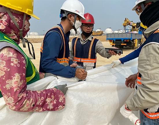 Vải địa kỹ thuật đóng vai trò quan trọng trong việc phân cách các lớp vật liệu như cát và đá trong xây dựng công trình giao thông, giúp duy trì tính ổn định và tuổi thọ của công trình.